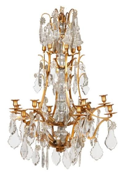 LUSTRE en bronze doré. Modèle à 12 bras de...