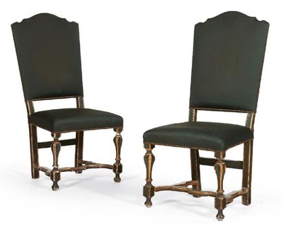 PAIRE DE CHAISES À HAUT DOSSIER PLAT en noyer...