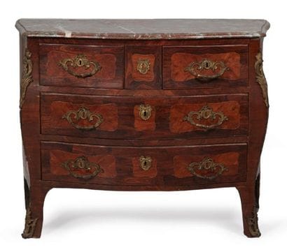 COMMODE mouvementée en placage bois de rose...