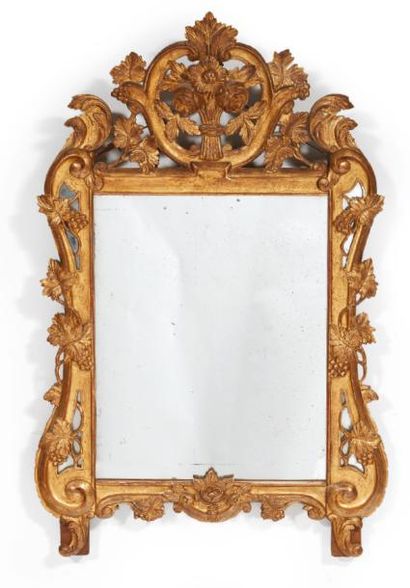 MIROIR rectangulaire en bois sculpté doré....