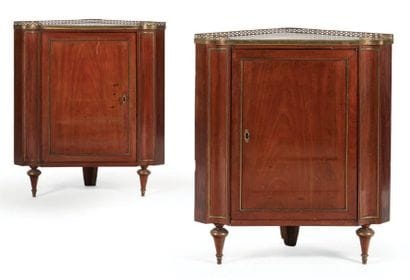 PAIRE D'ENCOIGNURES en acajou et placage...