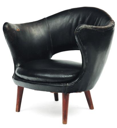 FINN JUHL (1912-1989)
Fauteuil. Cuir noir...