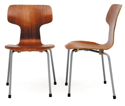 ARNE JACOBSEN (1902-1971)
Paire de chaises...