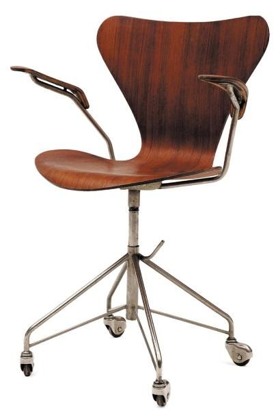 ARNE JACOBSEN (1902-1971)
Fauteuil pivotant...