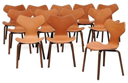 ARNE JACOBSEN (1902-1971)
Douze chaises 