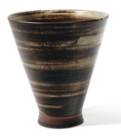 SAXBO
Vase. Faïence émaillée polychrome....