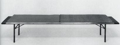 FINN JUHL (1912-1989)
Table basse ou banc....