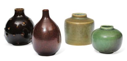 SAXBO
Ensemble de quatre vases. Faïence émaillée....