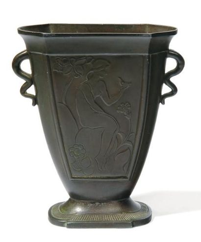 JUST ANDERSEN (1884-1943)
Petit vase. Métal...