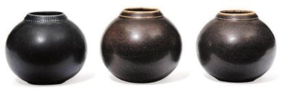 SAXBO
Suite de trois vases. Faïence émaillée....