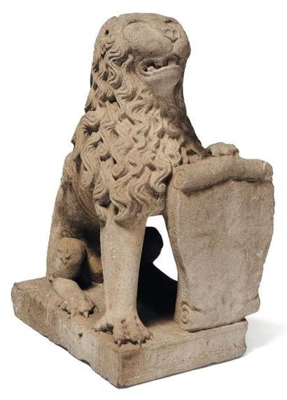 Lion sculpté en pierre bleue tenant un cartouche...
