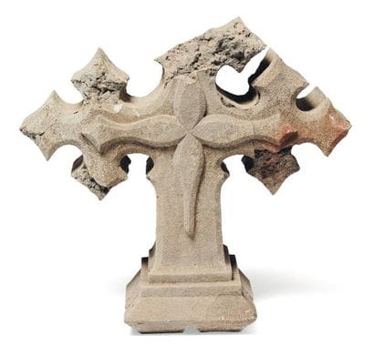 Croix en pierre calcaire sculptée Extrémités...