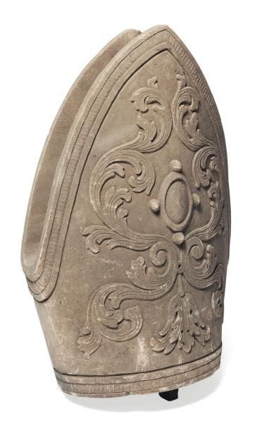 Mitre en pierre calcaire sculptée en ronde-bosse,...
