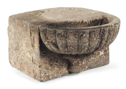 Bénitier demi-sphérique avec culot. XVIe...