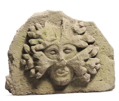 Pierre sculptée en haut relief d'un masque...