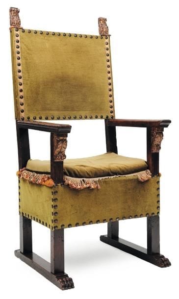 Grand fauteuil en noyer sculpté et en partie...