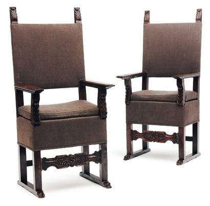 Paire de fauteuils en noyer sculpté reposant...
