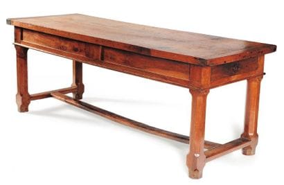 Grande table en noyer ouvrant à deux tiroirs...