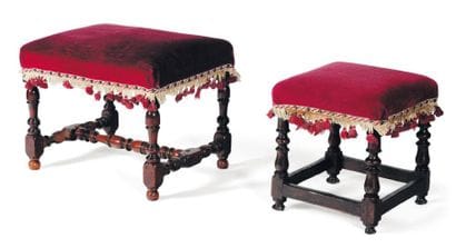 Deux tabourets en noyer tourné, le piétement...