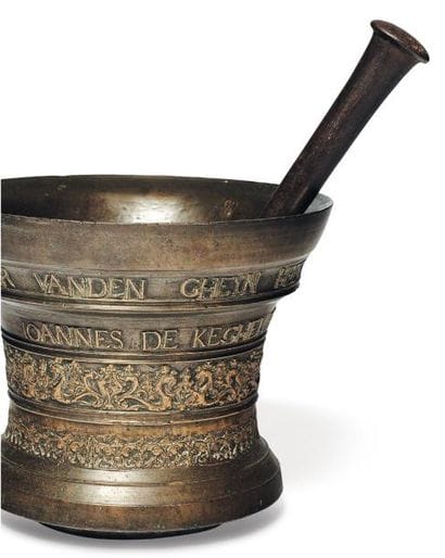 Important mortier en bronze avec pilon. corps...