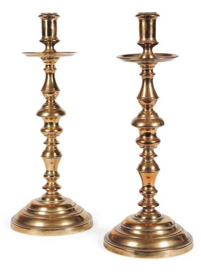 Paire de grands chandeliers en bronze ; bases...