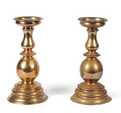 Paire de pique-cierges en bronze ; bases...