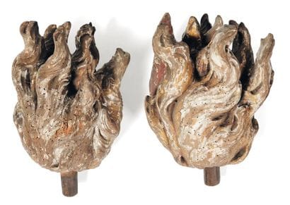 Deux flammes en bois sculpté, formant paire....