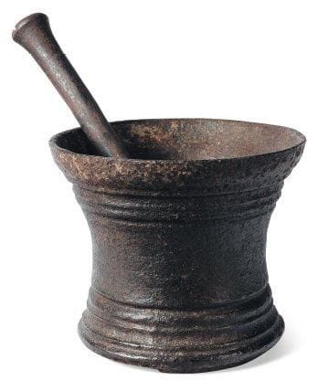 Mortier en fonte de fer avec pilon. XVIIe...