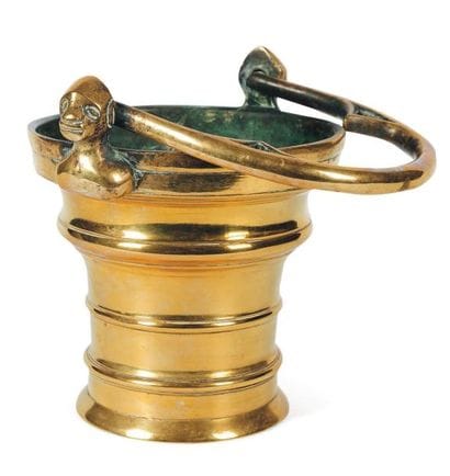 Seau à eau bénite en bronze. corps évasé...