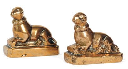 Petite paire de chiens en bronze. XVIIe siècle....