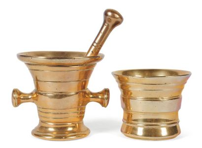 Deux petits mortiers en bronze aux corps...