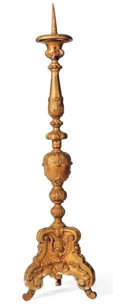 Pique-cierge en bois doré. H_133 cm