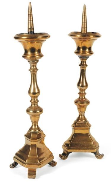 Paire de pique-cierges d'autel en bronze...