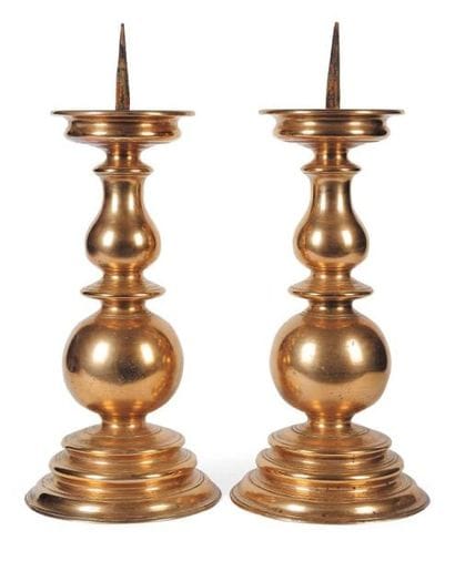 Paire de pique-cierges en bronze ; bases...