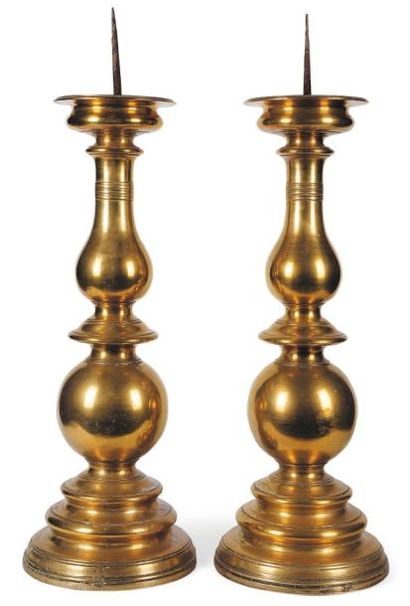Importante paire de pique-cierges en bronze...