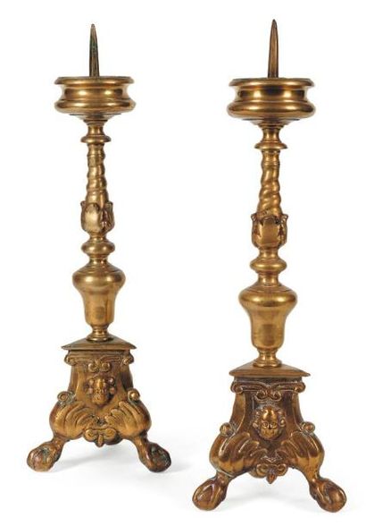 Paire de pique-cierges d'autel en bronze...