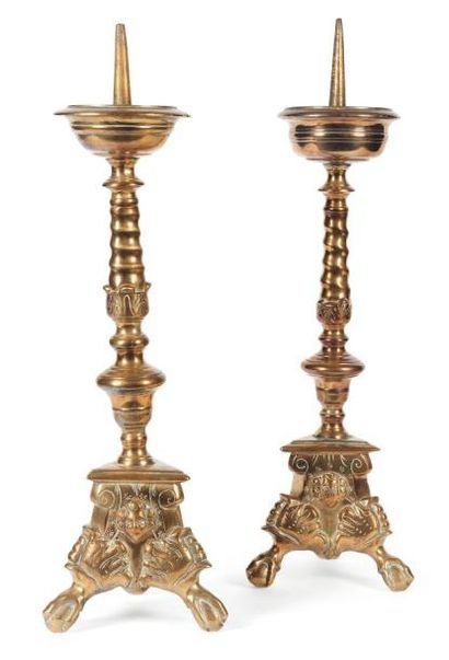 Paire de pique-cierges d'autel en bronze...