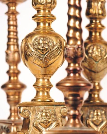 Paire de pique-cierges d'autel en bronze...
