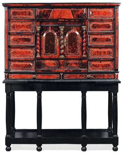 Cabinet en écaille rouge et ébène, la façade...