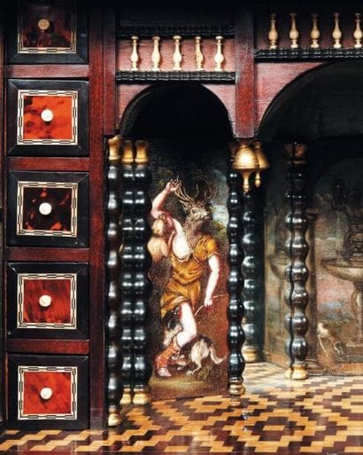 Cabinet en écaille rouge et ébène, la façade...