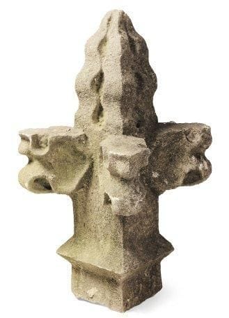 Deux fleurons en pierre calcaire sculptée....