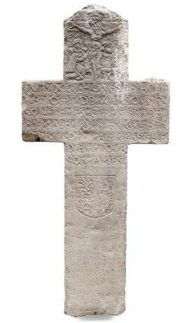 Croix en pierre bleue sculptée d'une épitaphe,...