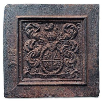 Taque de cheminée en fonte à décor d'armoiries...