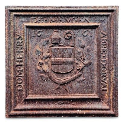 Taque de cheminée en fonte à décor d'armoiries...