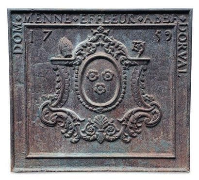 Taque de cheminée en fonte à décor d'armoiries...