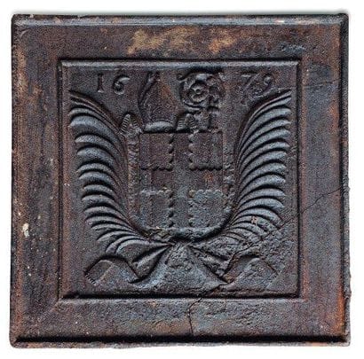 Taque de cheminée en fonte à décor d'armoiries...