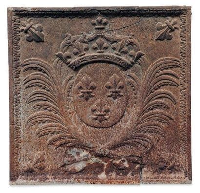 Taque de cheminée en fonte à décor d'armoiries...