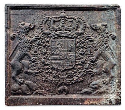 Taque de cheminée en fonte à décor d'armoiries...