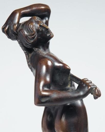 Lucrèce en bronze à patine brune translucide....
