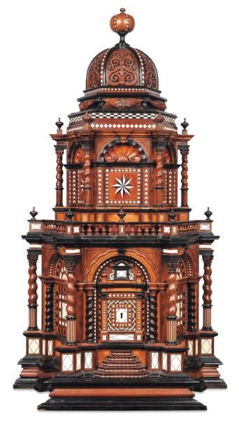 Extraordinaire cabinet en noyer et marqueterie...